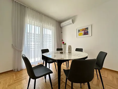 Vierzimmerwohnung in hervorragender Lage in Budva